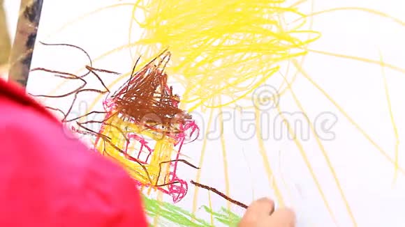 孩子们用蜡笔在纸上画画视频的预览图