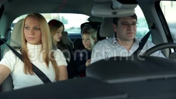 带着两个孩子的家人开车去度假视频的预览图