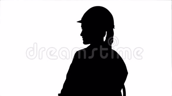 女工程师戴着安全帽坐着说话视频的预览图