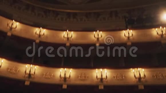 歌剧厅天花板上的巨型金色吊灯和壁画视频的预览图
