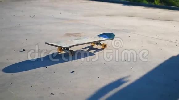 坐滑板的家伙户外运动视频的预览图