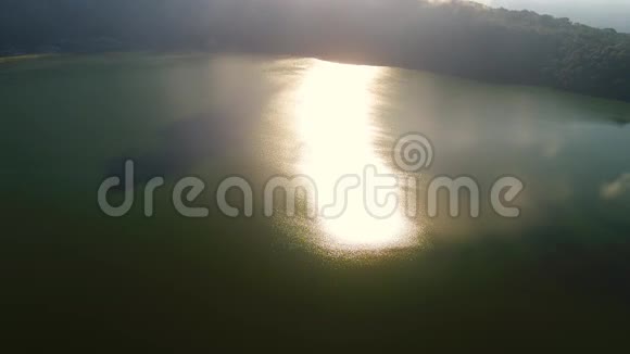日出时巴厘岛的湖视频的预览图