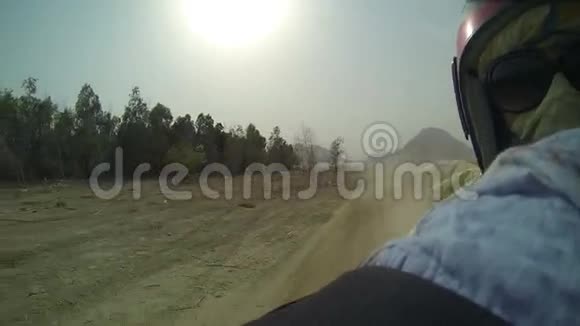 埃及四轮摩托车行驶时的后视镜视频的预览图