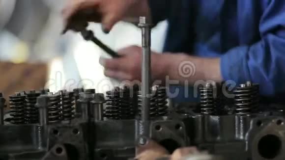修理卡车马达的工人视频的预览图