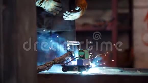 建筑工厂戴着头盔的人用焊机视频的预览图