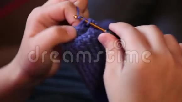 女孩编织钩针特写视频的预览图