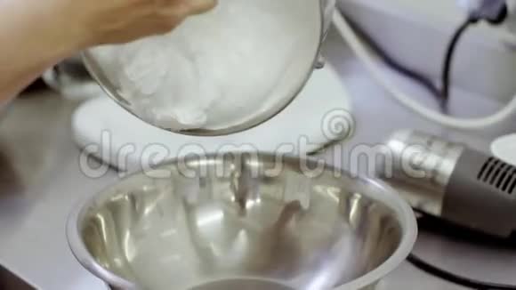 女人手把奶油从一个平底锅倒入另一个平底锅视频的预览图