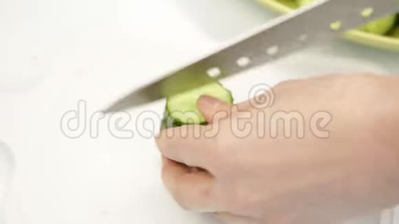 在木切割板上切蔬菜用于加沙烹饪健康的食物视频的预览图