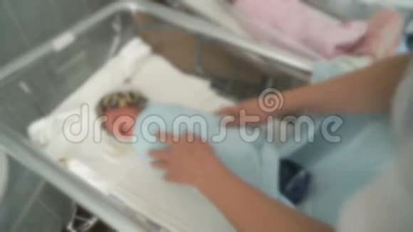 护士在医院病房为新生儿做衣服视频的预览图