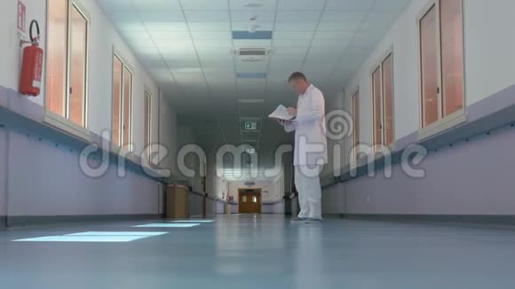 医院走廊里的医生视频的预览图