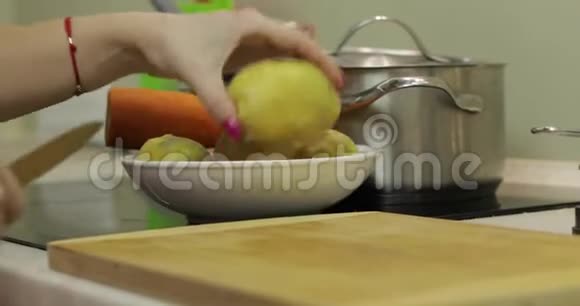 女家庭主妇在厨房里把土豆切成碎片视频的预览图