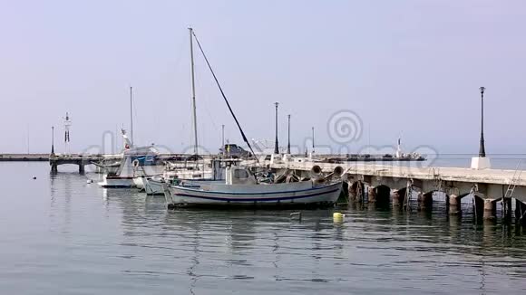 渔船正接近希腊塞萨洛尼基港视频的预览图