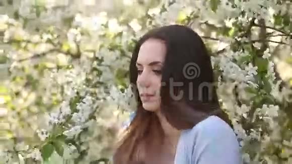 女孩在樱桃的背景上吹泡泡视频的预览图