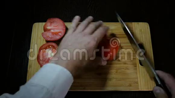 厨师切红番茄做沙拉视频的预览图