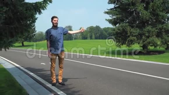 一个年轻人站在车道旁举手视频的预览图