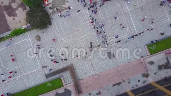从城市广场上方观看鸟瞰两个球场与人们视频的预览图