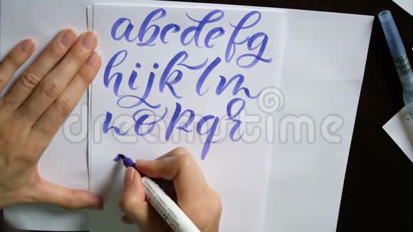 动作视频女性手在办公室书写书法字母视频的预览图