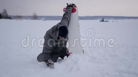 滑雪者在一个背景皮划艇上与幕后的人交谈4K视频的预览图