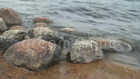 光滑的巨石被波浪抛光视频的预览图