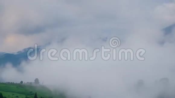 雾覆盖的山景时间的流逝视频的预览图