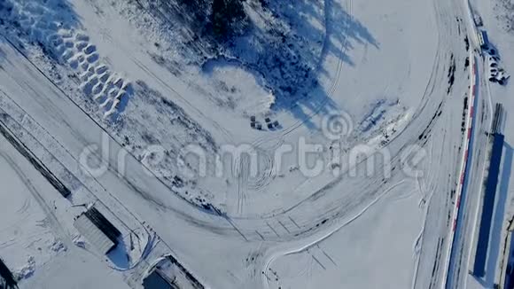 雪覆盖运动电路与驾驶汽车的空中视频视频的预览图