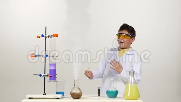 穿制服戴防护眼镜的小男孩化学家视频的预览图