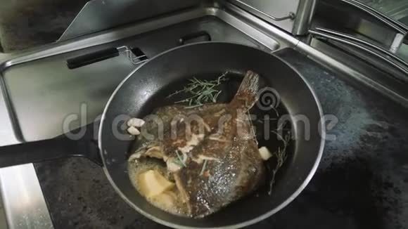 在海鲜餐厅比目鱼多拉多煎锅准备美味鱼的厨师视频的预览图