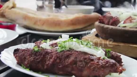 格鲁吉亚美食餐厅的Kebab和Khachapuri格鲁吉亚粮食视频的预览图