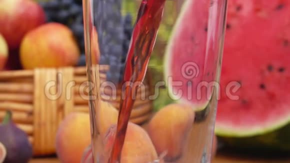 多种果汁倒入玻璃杯中慢动作视频的预览图