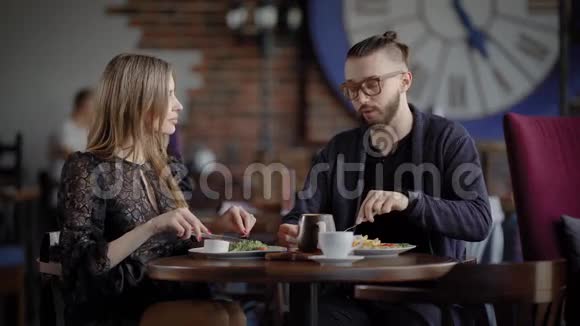 一对夫妇一男一女在现代餐厅吃午餐或晚餐男人和女人享受食物有社交视频的预览图