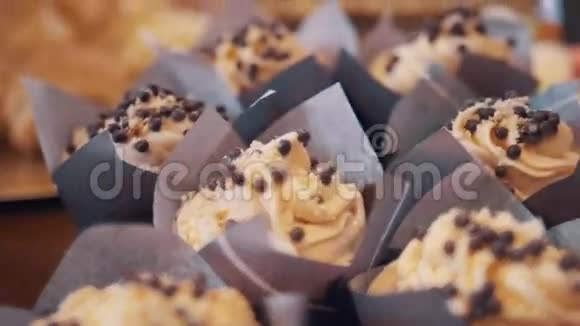 杏仁片滴在面包店小蛋糕上的奶油漩涡上视频的预览图