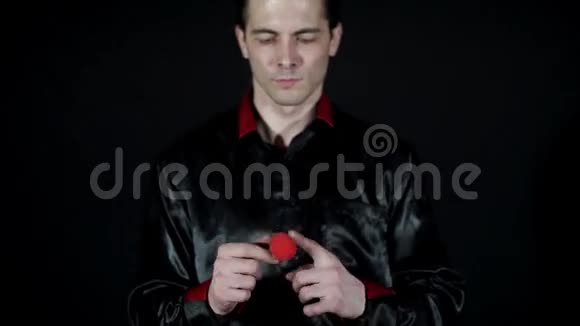 红球从魔术师手中消失视频的预览图