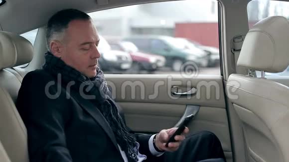 成熟的男人在车里打电话视频的预览图
