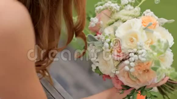 漂亮的红发新娘带着一束鲜花视频的预览图