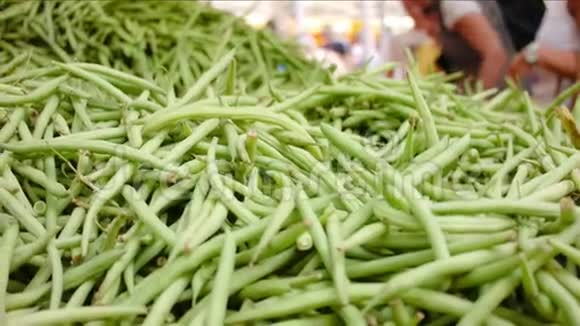 在农贸市场收获青豆视频的预览图