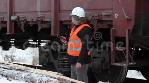 铁路官员在货车附近拍照视频的预览图