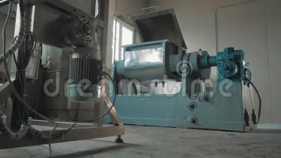 在空亮工厂开盖的机器视频的预览图