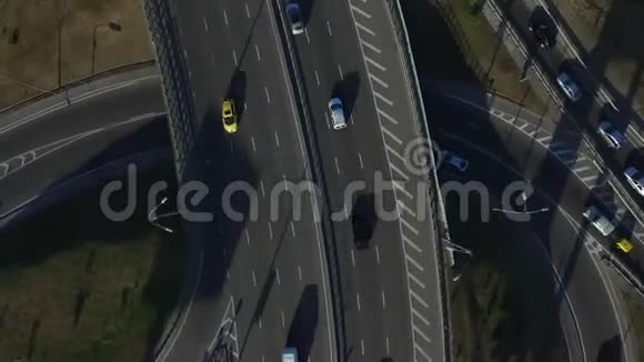 汽车在公路交汇处行驶在高速公路桥上可看到汽车交通视频的预览图