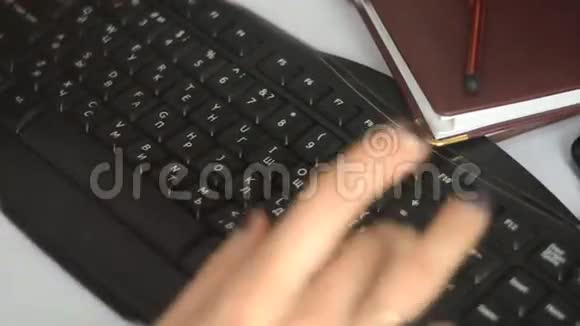 在电脑上工作的女孩视频的预览图