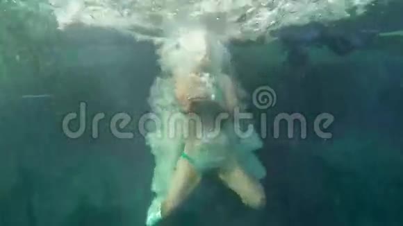 从水下跳入大海的女人视频的预览图