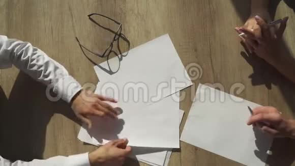 办公室工作人员用纸工作的手视频的预览图
