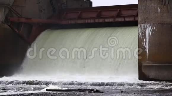 安装在莫斯科河上的Perervinsk大坝春季融雪期间的水排放以保持适当的水位视频的预览图
