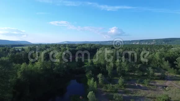 从空中俯瞰河流的美景视频的预览图