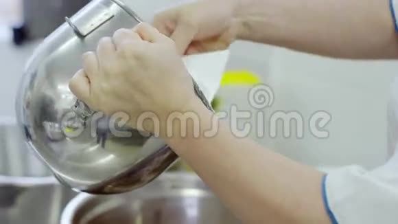女人把鲜奶油加到面团里视频的预览图