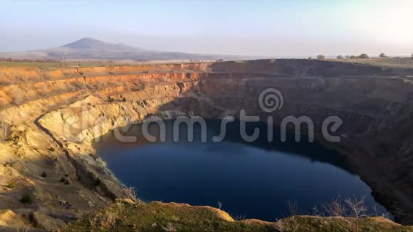 一个废弃的矿坑上人工湖的日落时间视频的预览图