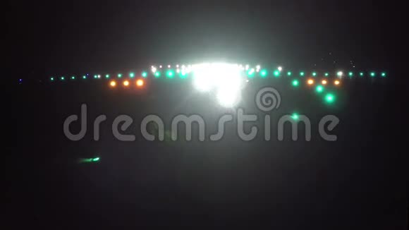 夜间机场跑道灯光明亮空中视频的预览图