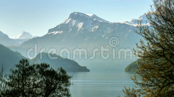 上午山脉湖泊景观视频的预览图