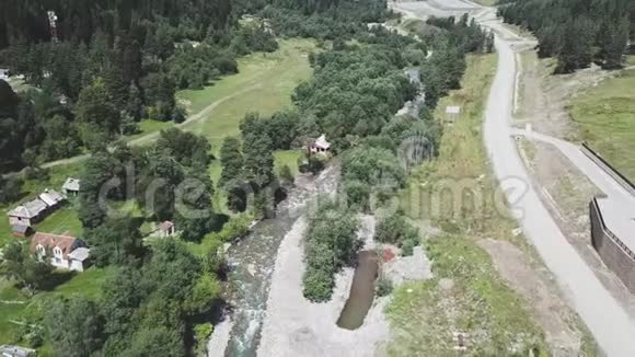 在一个小聚落里的河的俯视图山乡小屋在村里美丽的自然和视频的预览图