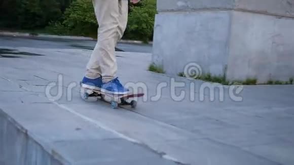 在城市砖路上推滑板的人视频的预览图