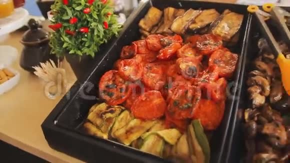 很多食物在街头美食节在平底锅里烤食物烧烤肉类和蔬菜一架照相机视频的预览图